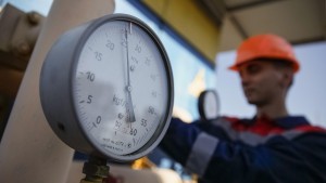 A pressure gauge is seen at a gas compressor station near Uzhhorod in this May 21, 2014 file photo. In clinching a $400 billion deal in May, 2014, to buy Russian gas, China may end up helping out its old political and economic rival in a way that matters hugely for Japan - energy security. The China-Russia agreement, the biggest gas deal ever, unlocks new gas supplies and could bring down gas prices across Asia, a development that would pay the biggest dividends for Japan, the world's top buyer of liquefied natural gas. REUTERS/Gleb Garanich/Files (UKRAINE - Tags: ENERGY POLITICS BUSINESS)