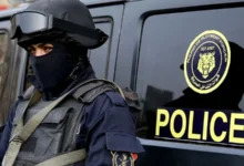 ضبط سائق ميكروباص لاتهامه بالاستعراض وفتح باب السيارة أثناء سيره بالسويس