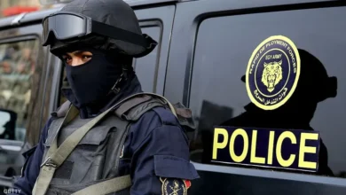 ضبط سائق ميكروباص لاتهامه بالاستعراض وفتح باب السيارة أثناء سيره بالسويس